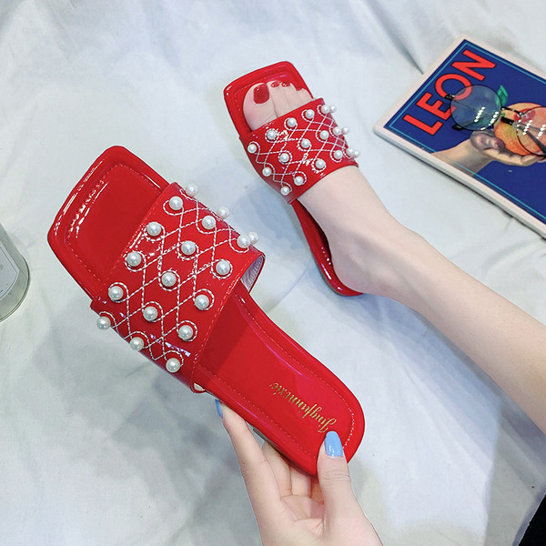 Női lakkbőr papucs lapos talppal és gyöngyökkel