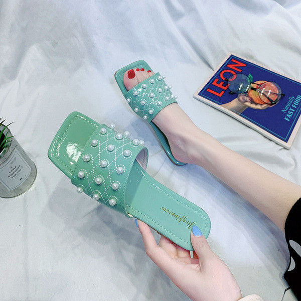 Női lakkbőr papucs lapos talppal és gyöngyökkel