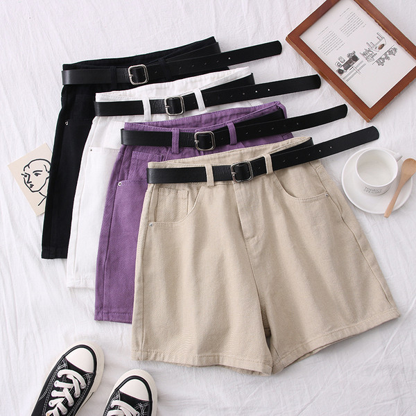 Modern női rövidnadrág övvel