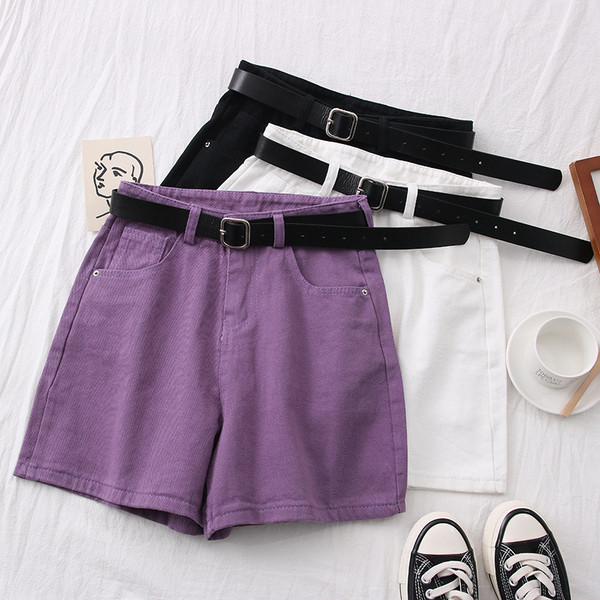 Modern női rövidnadrág övvel