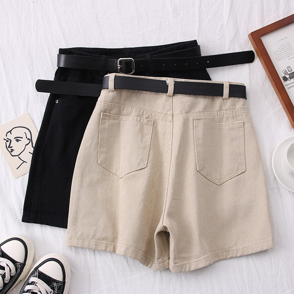 Modern női rövidnadrág övvel