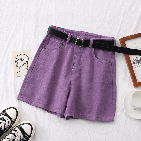 Modern női rövidnadrág övvel