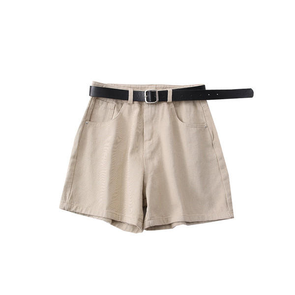 Modern női rövidnadrág övvel