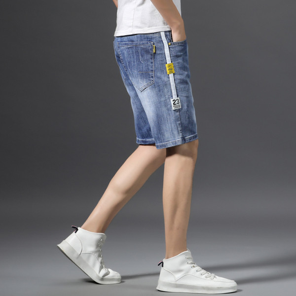 Modern férfi farmer rövidnadrág hímzéssel és zsebekkel