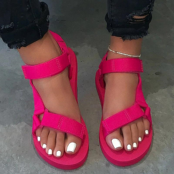 Alkalmi női szandál foltokkal és lapos talppal