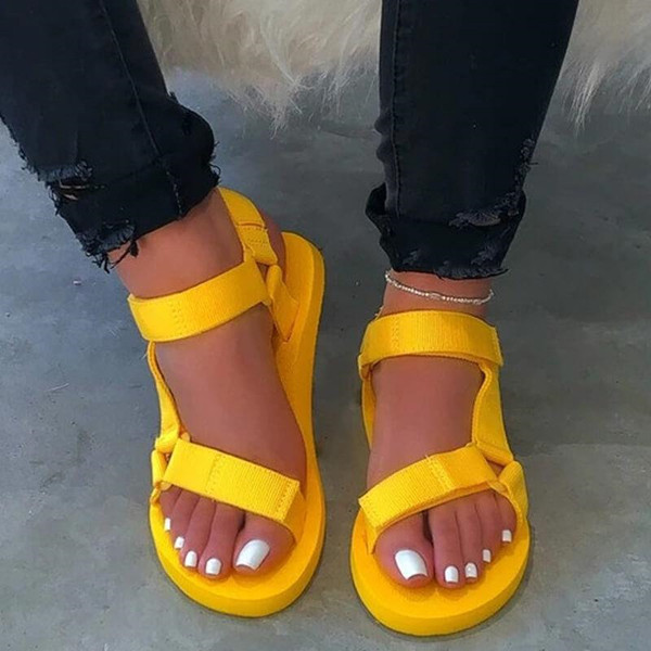 Alkalmi női szandál foltokkal és lapos talppal