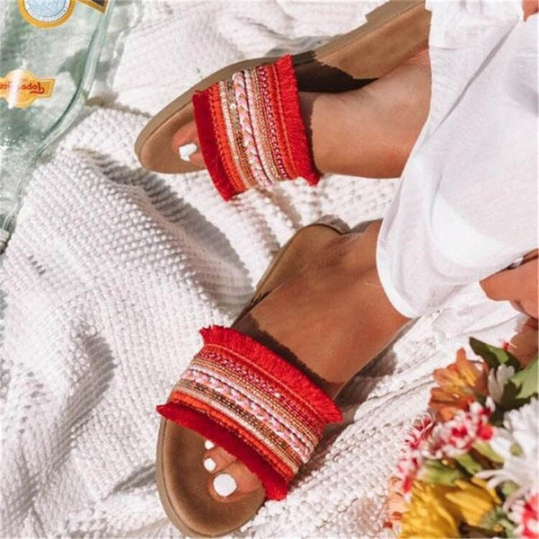 Női hétköznapi papucs lapos talppal és rojtokkal