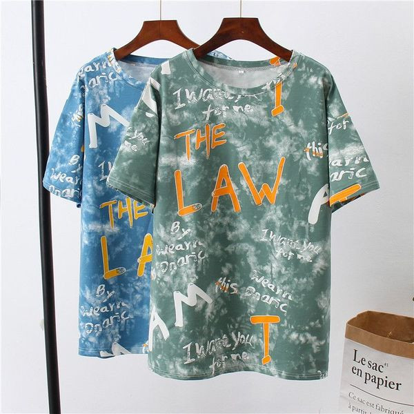 Női alkalmi póló feliratokkal és lebegő színekkel