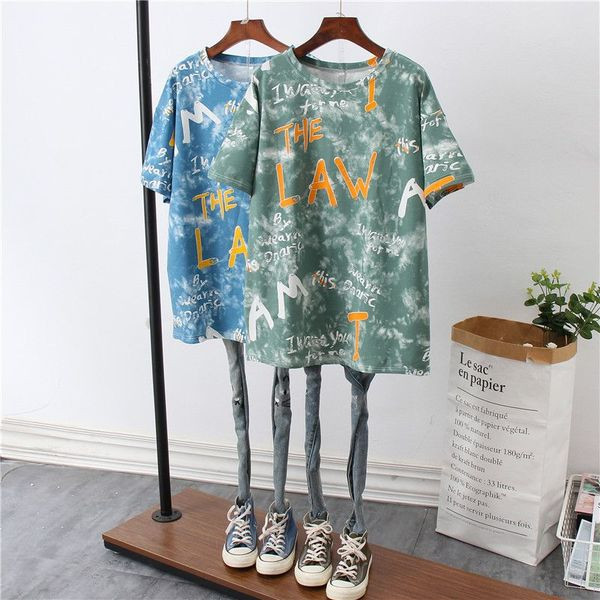 Női alkalmi póló feliratokkal és lebegő színekkel