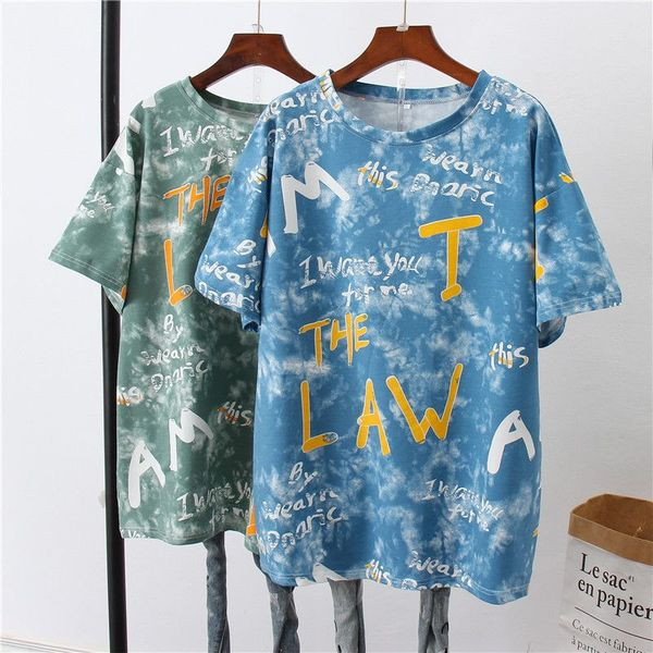 Női alkalmi póló feliratokkal és lebegő színekkel