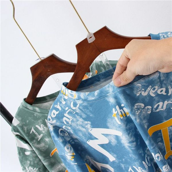 Női alkalmi póló feliratokkal és lebegő színekkel