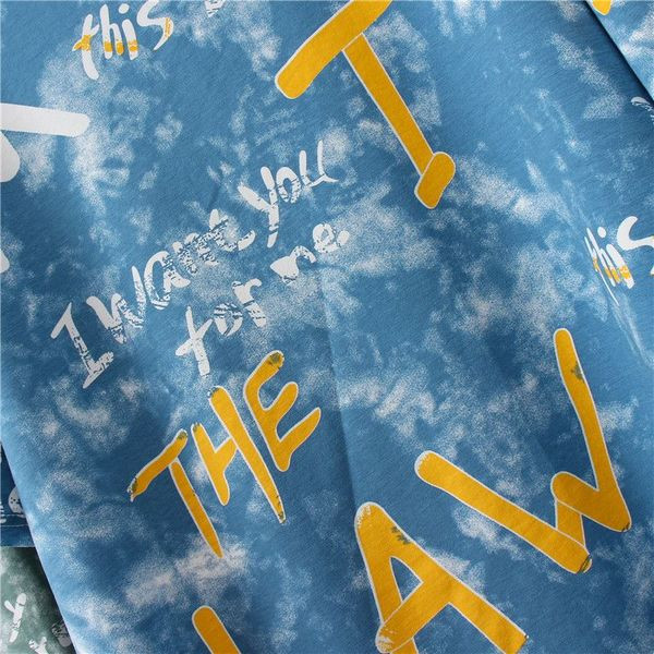 Női alkalmi póló feliratokkal és lebegő színekkel