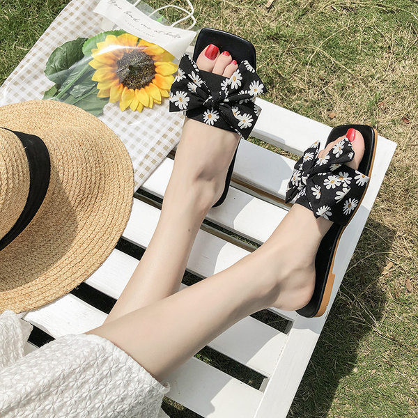 Modern női papucs virágszalaggal