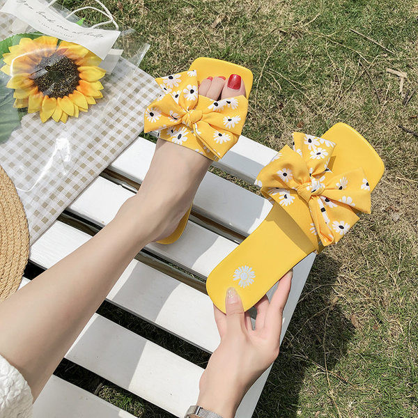 Modern női papucs virágszalaggal