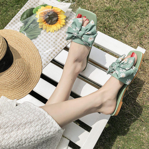 Modern női papucs virágszalaggal