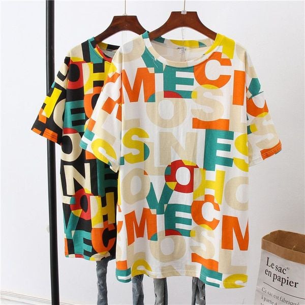 Modern póló feliratokkal és rövid ujjal