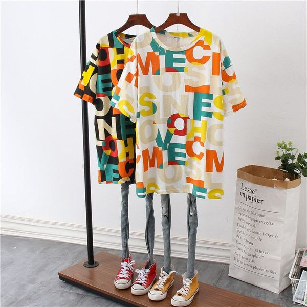 Modern póló feliratokkal és rövid ujjal