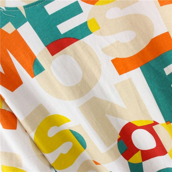 Modern póló feliratokkal és rövid ujjal