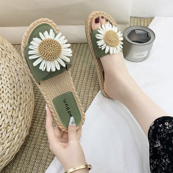 Női papucs lapos talppal és 3D virág elemmel