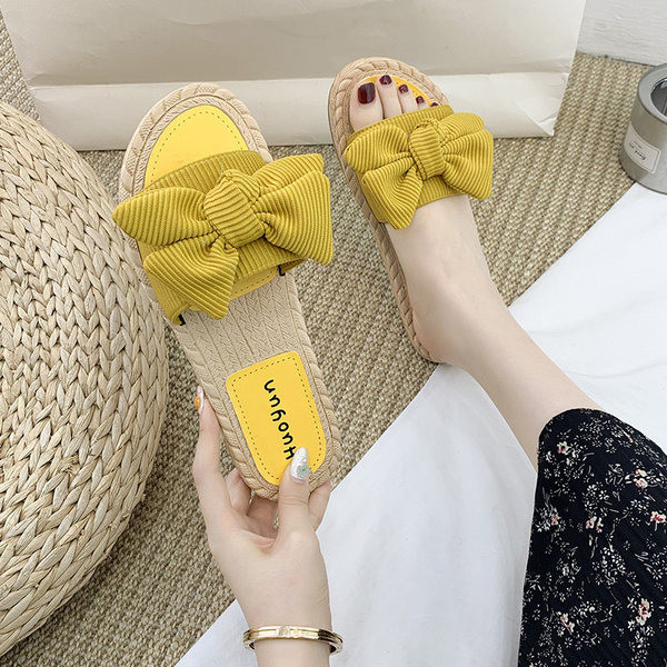 Hétköznapi női papucs szalaggal