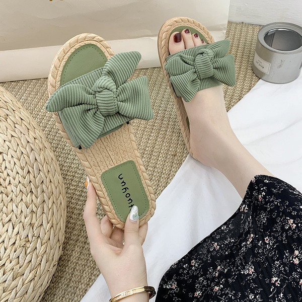 Hétköznapi női papucs szalaggal