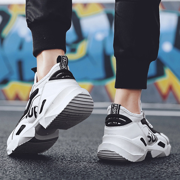 Légáteresztő férfi tornacipő új modellje durva talppal