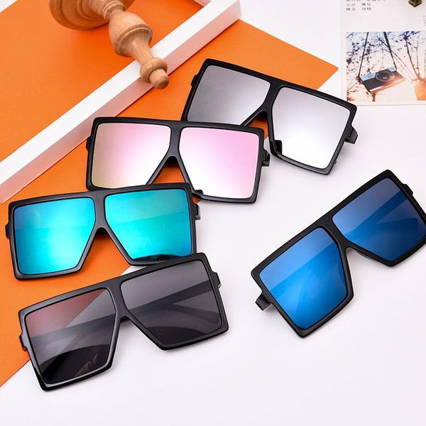 Modern, négyzet alakú napszemüveg férfiaknak és nőknek