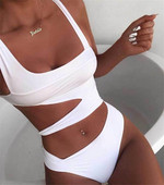 Un costum de baie intreg de dama cu decupaje si bretele subtiri