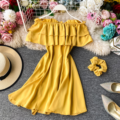 Rochie modernă de damă cu umerii goi și bucle