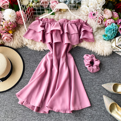 Rochie modernă de damă cu umerii goi și bucle