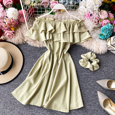 Rochie modernă de damă cu umerii goi și bucle