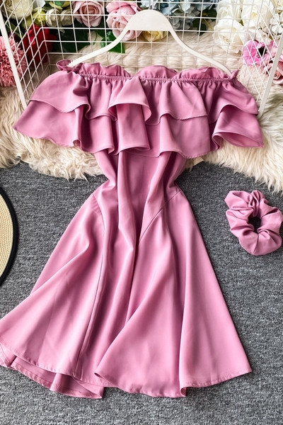 Модерна дамска рокля с голи рамене и къдри