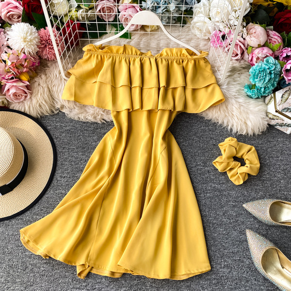 Модерна дамска рокля с голи рамене и къдри