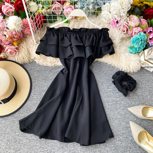 Модерна дамска рокля с голи рамене и къдри