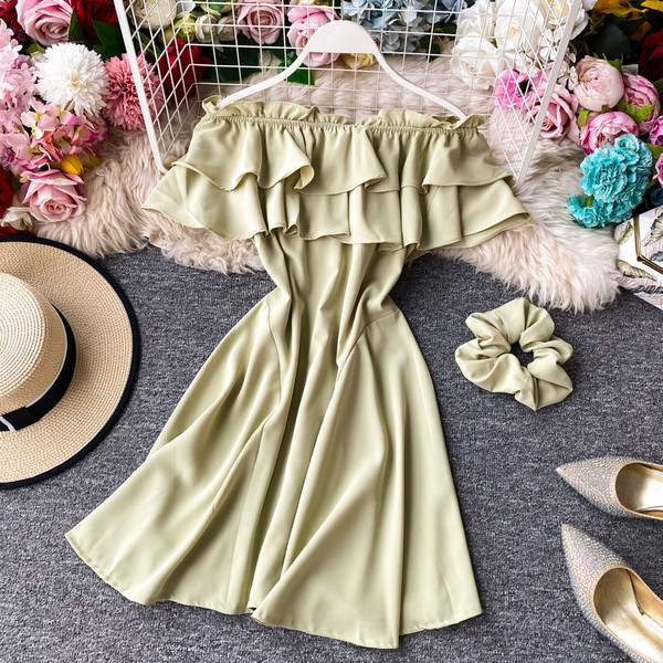 Модерна дамска рокля с голи рамене и къдри