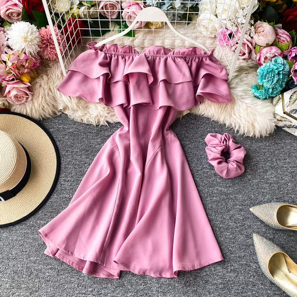 Модерна дамска рокля с голи рамене и къдри