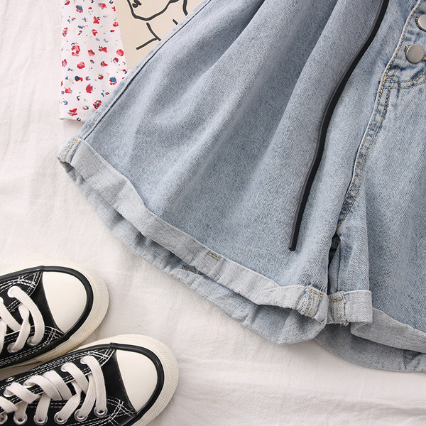 Dámske džínsové šortky s vysokým pásom a opaskom