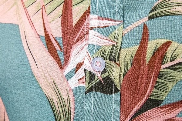 Alkalmi férfi ing klasszikus gallérral, gombokkal és rövid ujjú