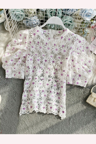 Moderna ženska bluza s izvezenim cvijećem i puf rukavima
