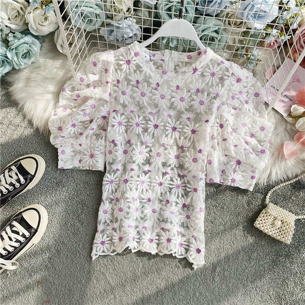 Moderna ženska bluza s izvezenim cvijećem i puf rukavima