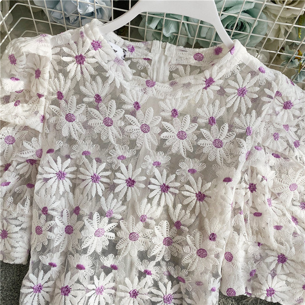 Moderna ženska bluza s izvezenim cvijećem i puf rukavima