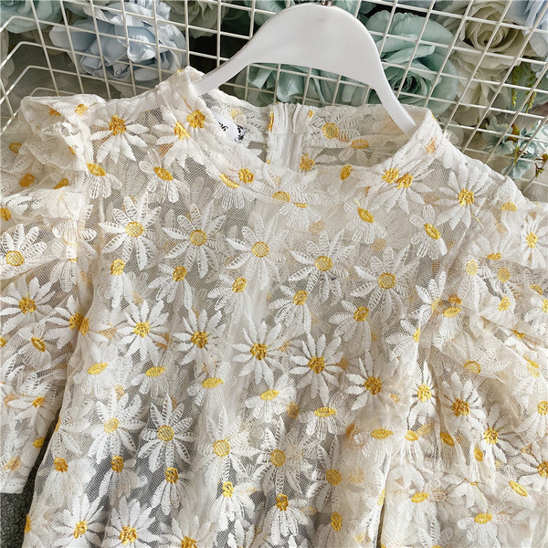 Moderna ženska bluza s izvezenim cvijećem i puf rukavima