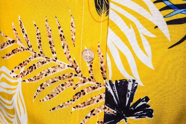 Ежедневна мъжка риза с флорален десен и класическа яка подходяща за лятото 