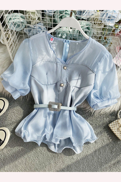 Elegantna ženska košulja s kratkim rukavima i remenom