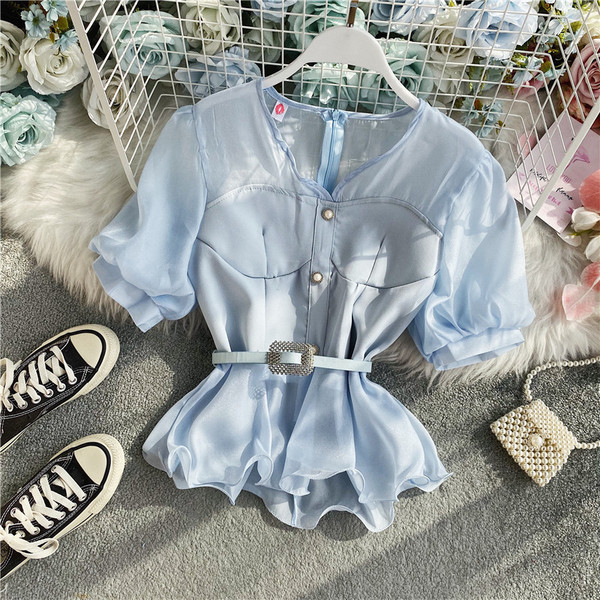 Elegantna ženska košulja s kratkim rukavima i remenom