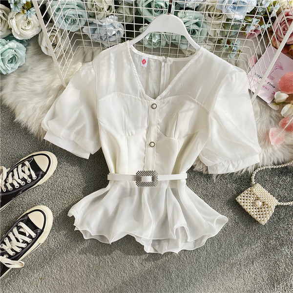 Elegantna ženska košulja s kratkim rukavima i remenom