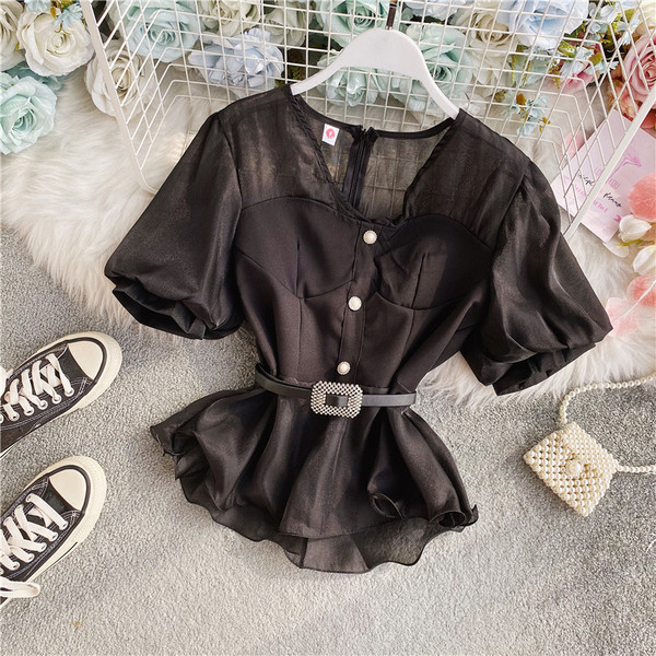 Elegantna ženska košulja s kratkim rukavima i remenom