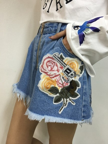 Γυναικεία κοντά τζιν με ψηλή μέση και λουλούδια κεντήματος