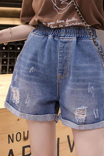 Γυναικεία σορτς με ελαστική μέση και σκισμένο σχέδιο
