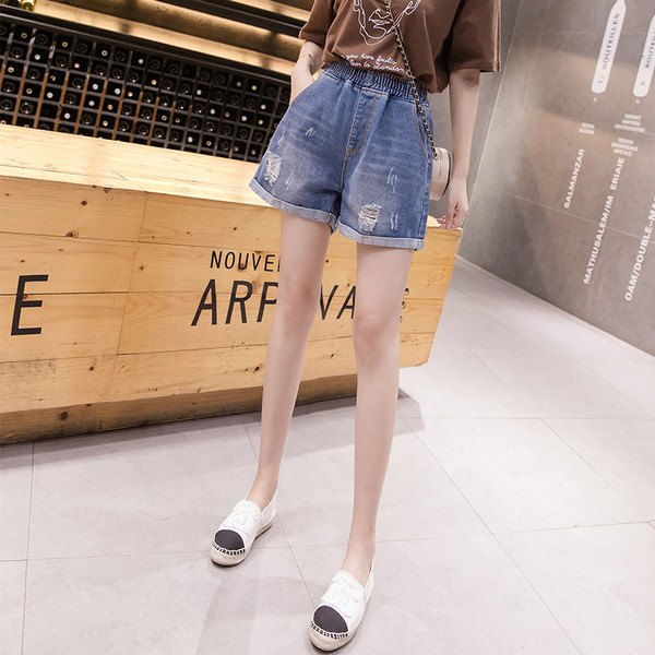 Γυναικεία σορτς με ελαστική μέση και σκισμένο σχέδιο